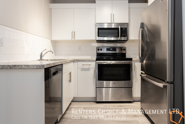 Photo du bâtiment - Basement Suiite With Driveway Parking and ...