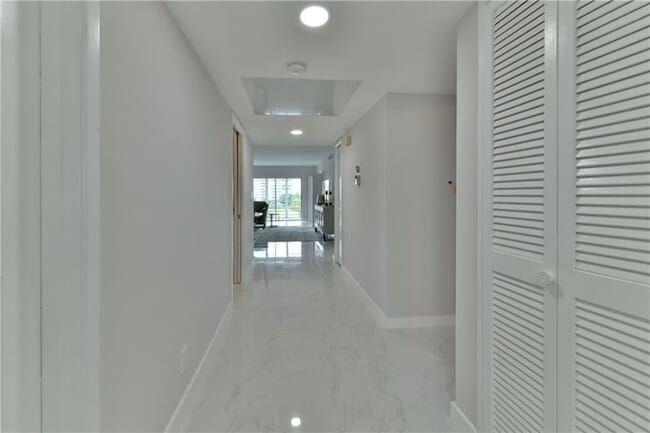 Building Photo - 2751 N Palm Aire Dr