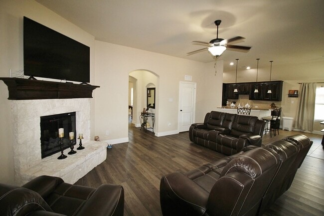 Building Photo - Fabulous 3/2/2 with Hot Tub in Red Oak For...