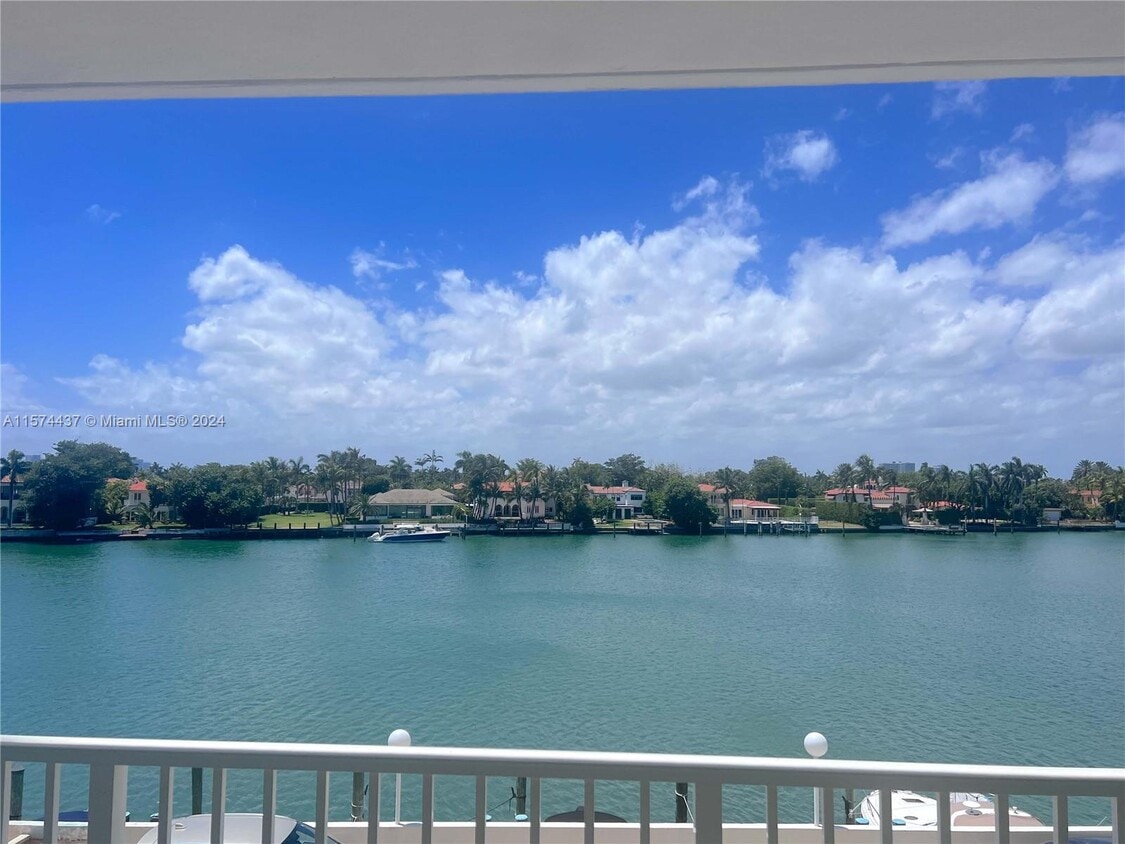 Primary Photo - 5838 Collins Ave