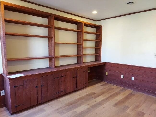 Building Photo - 264 W Market St