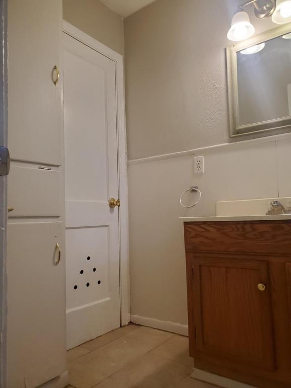 Building Photo - 515 W Ave E Unit C