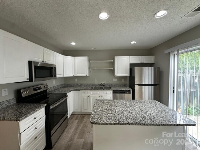 Building Photo - 626 Emerald Cove Dr