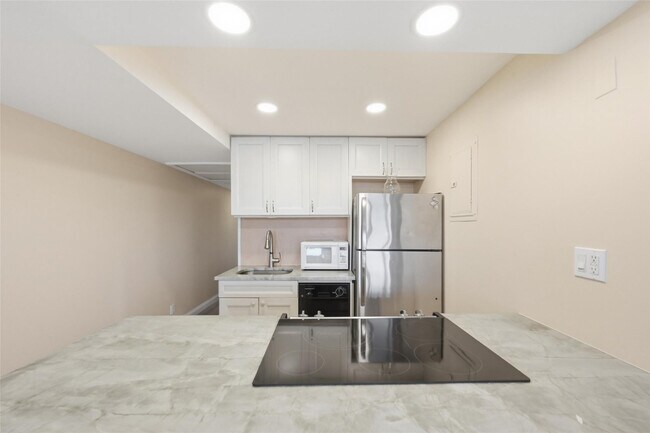 Foto del edificio - 801 NE 18th Ct