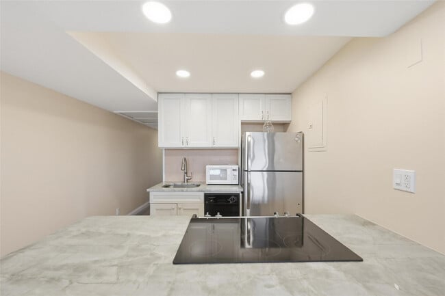 Building Photo - 801 NE 18th Ct