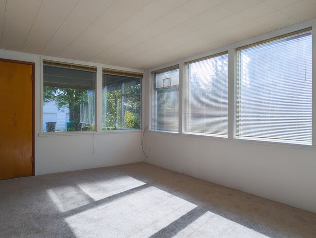 Living - 124 Rogers St NW