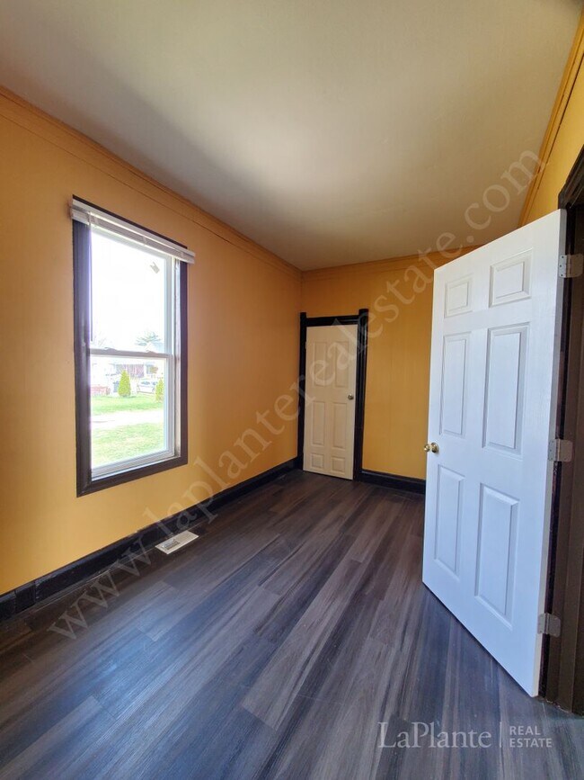 Building Photo - Welcome to this charming 3-bedroom, 1-bath...