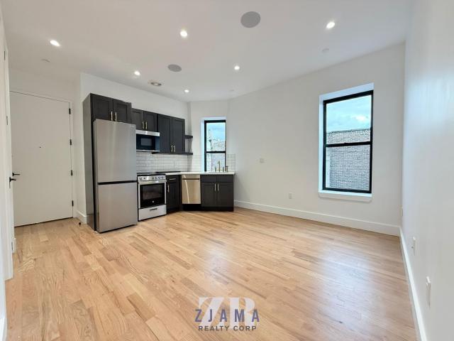 Foto principal - 4 bedroom in Brooklyn NY 11211