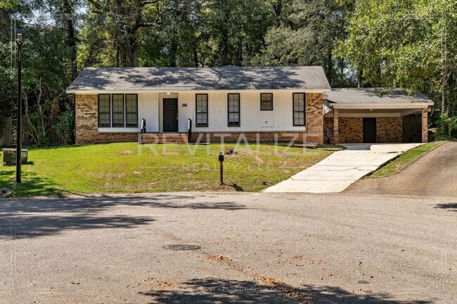 Building Photo - Beautifully Updated 3-Bedroom Home with Granite Kitchen & Sunroom Retreat!