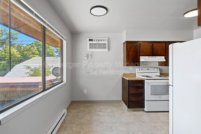 Building Photo - 2628 E Wellesley Ave
