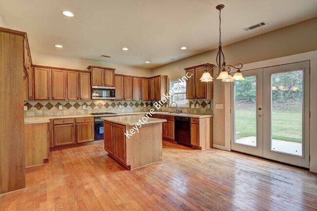 Building Photo - 1220 Shelborne Way