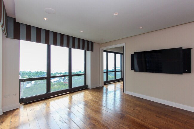 Building Photo - 130 N Garland Ct
