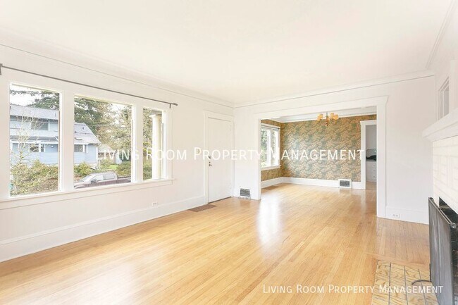 Building Photo - Charming Roseway Bungalow!