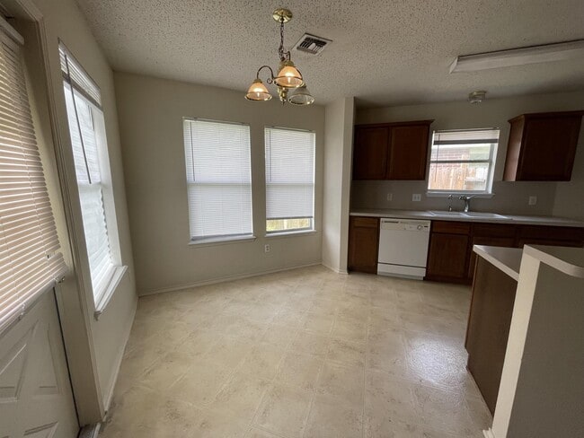 Foto del edificio - 7721 Wolf Dr