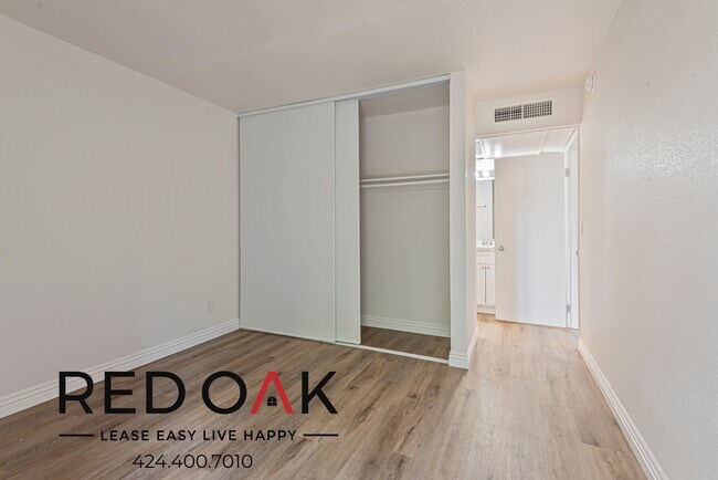 Foto del edificio - 17830 Sherman Way