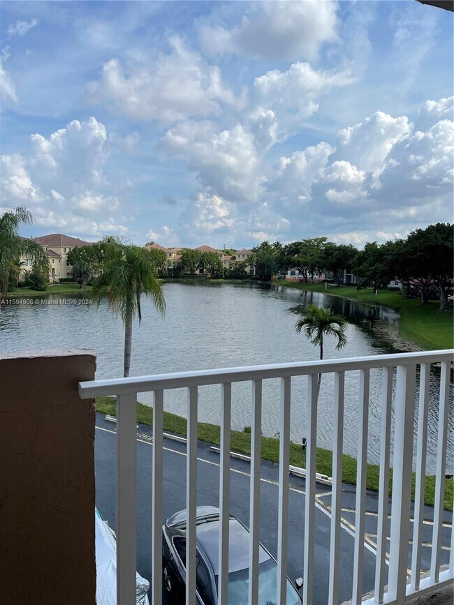 Foto del edificio - 250 Jacaranda Dr