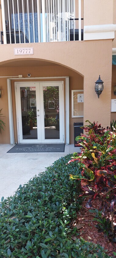 Foto principal - 19501 E Country Club Dr