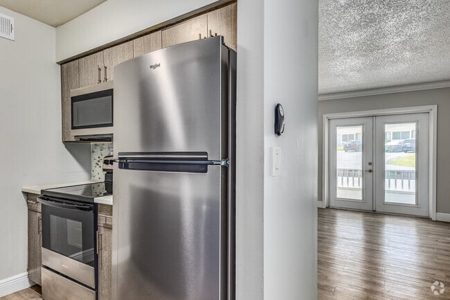 2BR, 2BA - 760SF - Kitchen - Inland Seas Apartments