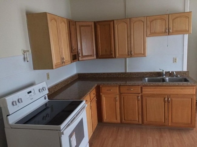 Building Photo - 2 Bedroom 3rd floor unit for rent