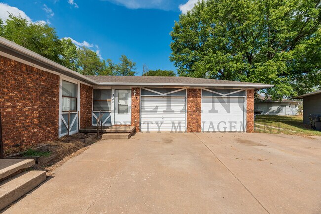 Building Photo - 1320 E Peach Ave