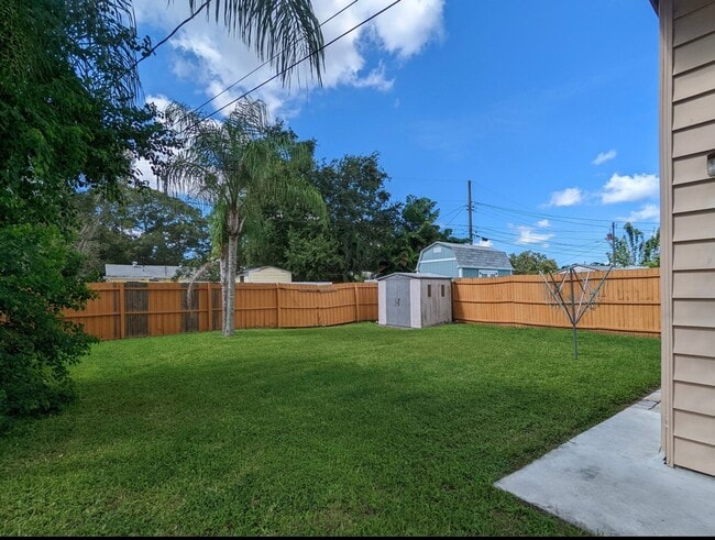 Building Photo - LOCATION, LOCATION, LOCATION w/ INCREDIBLE YARD!