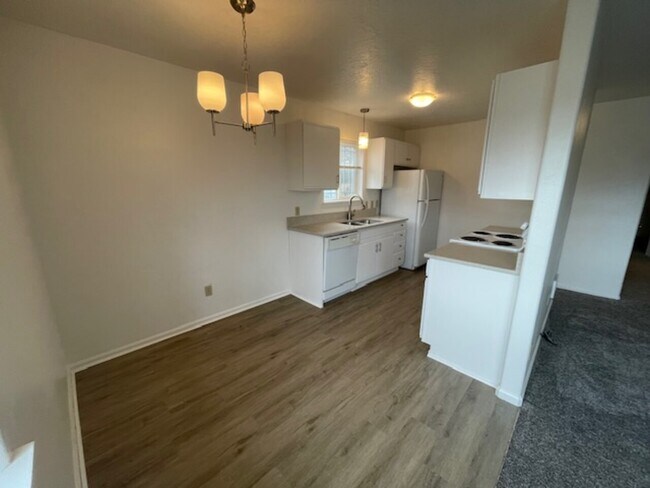 Building Photo - Crestview 4-Plex