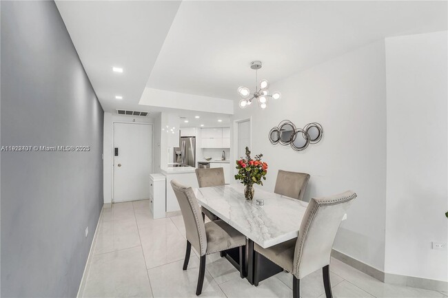 Building Photo - 999 Brickell Bay Dr