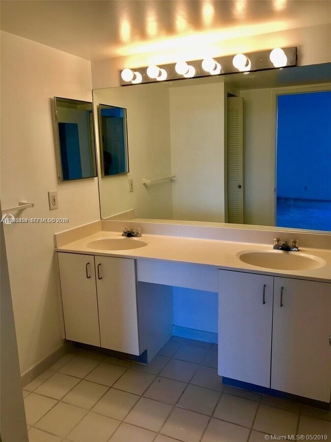 Foto del edificio - 3300 NE 192 St