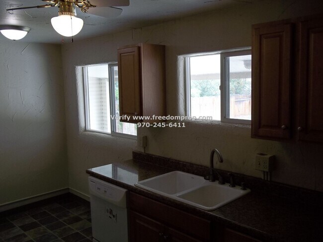Foto del edificio - Larger home with convenient location - Col...