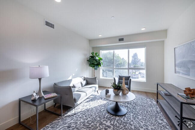 2 habitaciones, 2 baños - 977 pies cuadrados - Sala de estar - Bermuda Court