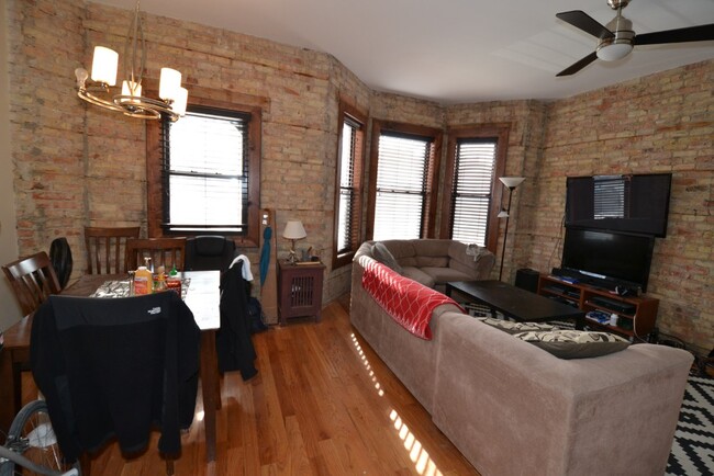 Foto del edificio - 1756 W Montrose Ave