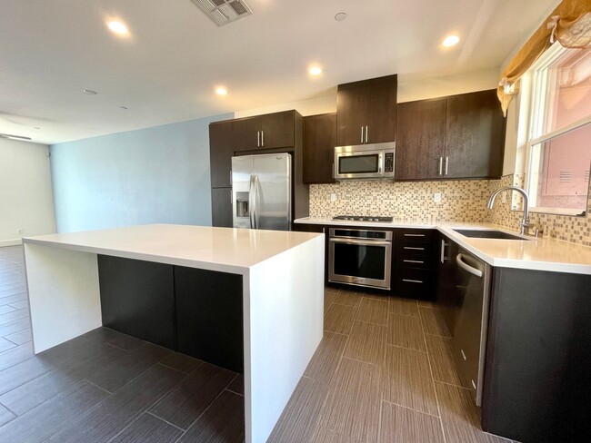 Building Photo - Large 3B/3BA located in the Origen communi...