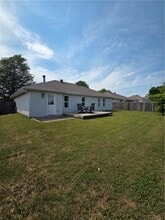 Building Photo - 907 SW River Rock St