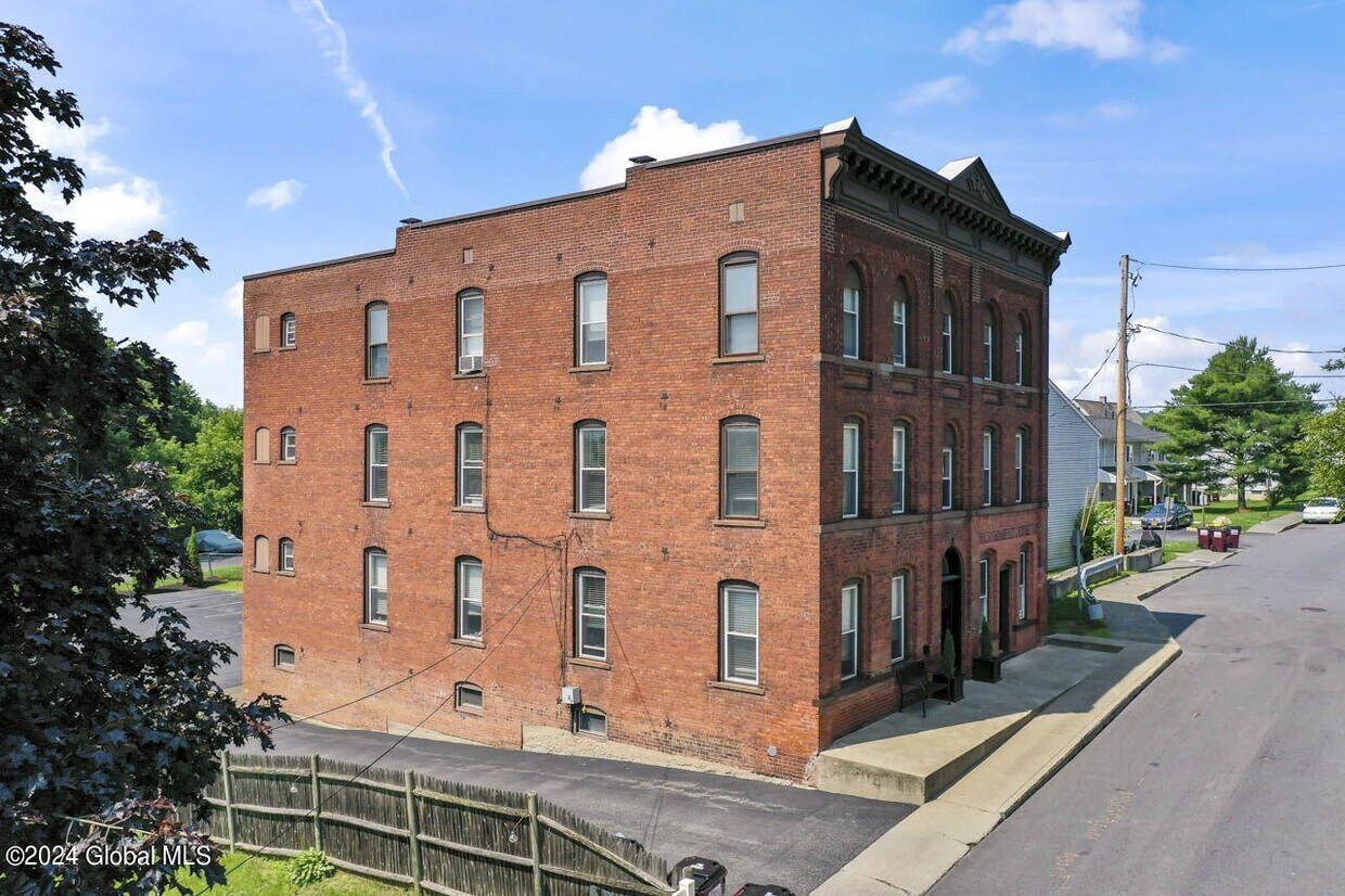 Primary Photo - 19 Warsaw Ave