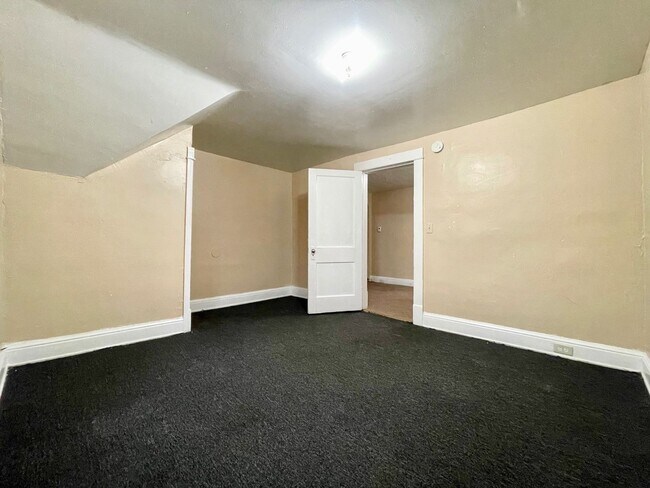 Building Photo - White Ave 441