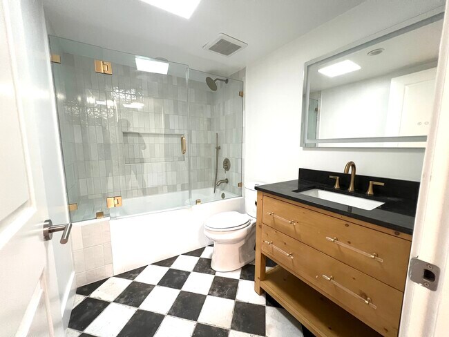 Baño principal - 1890 S Cochran Ave