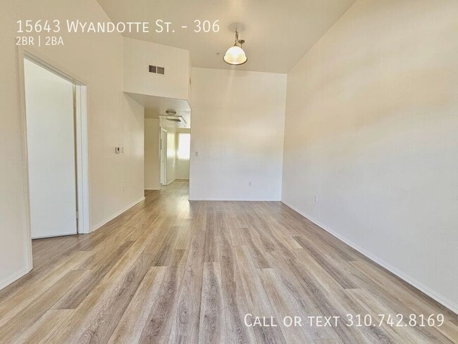 Building Photo - 15643 Wyandotte St