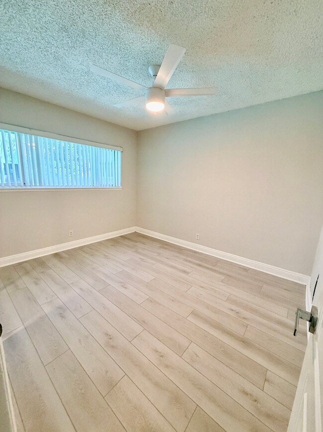 Foto del edificio - 1595 E Chevy Chase Dr