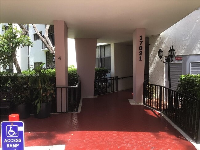 Foto del edificio - 17021 N Bay Rd