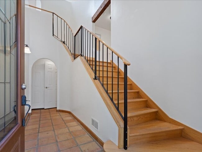 Building Photo - 930 Valley View Dr