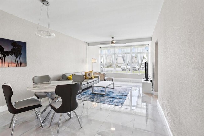Building Photo - 7050 Sunset Way