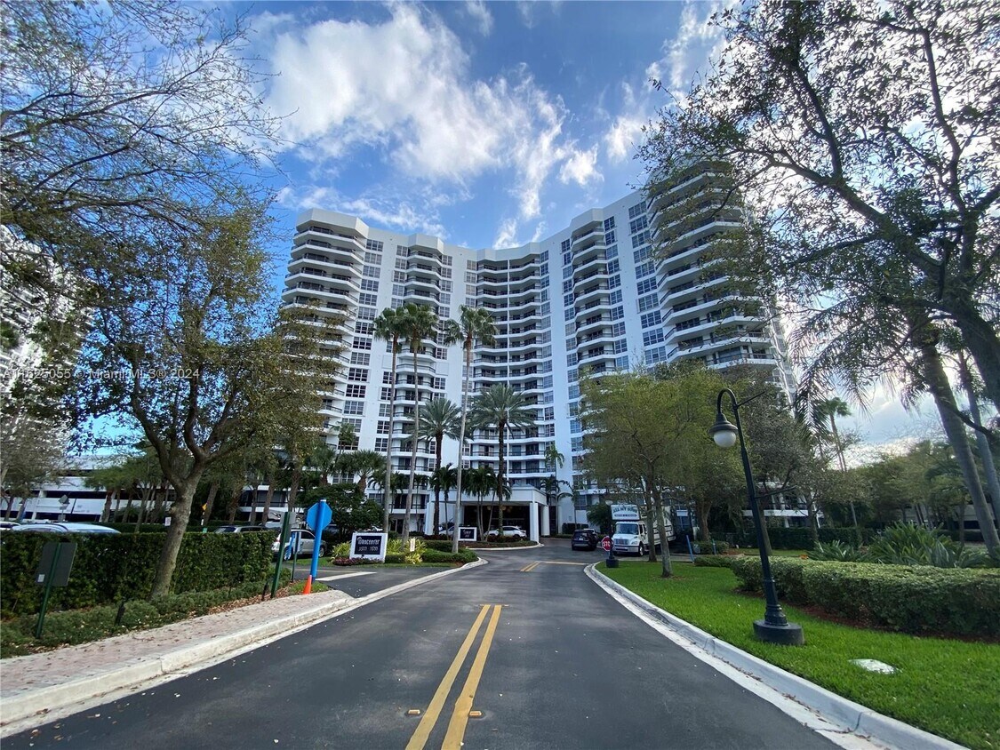 Primary Photo - 3600 Mystic Pointe Dr