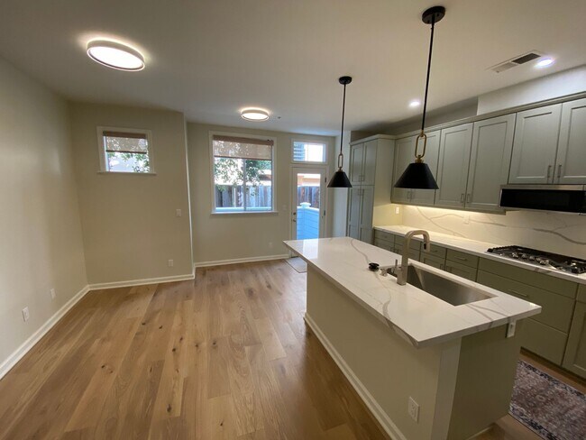 Foto del edificio - Beautiful, Spacious Condo in Excellent Location!