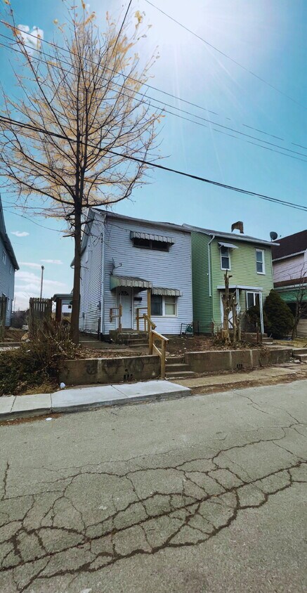 Spacious 3 bedroom with Off street parking! - Spacious 3 bedroom with Off street parking!