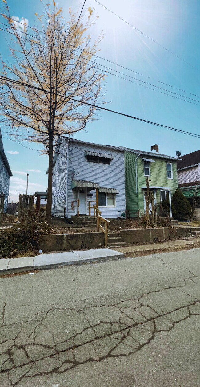 Spacious 3 bedroom with Off street parking! - Spacious 3 bedroom with Off street parking! Apartment