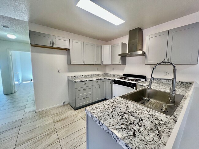 Foto del edificio - AVAILBLE NOW !!  3-bedroom 2 bath Duplex i...