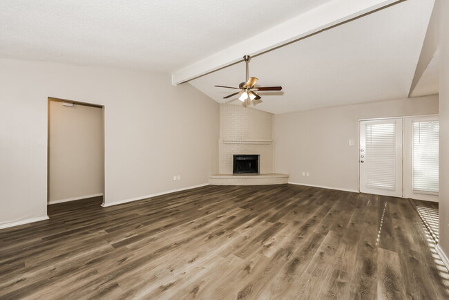 Building Photo - 6004 Cool Springs Dr
