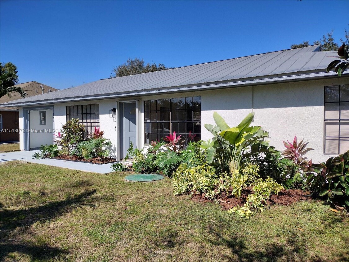 Primary Photo - 841 NW Riverside Dr
