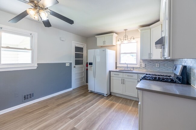 Building Photo - 4 bedrooms 1 bath