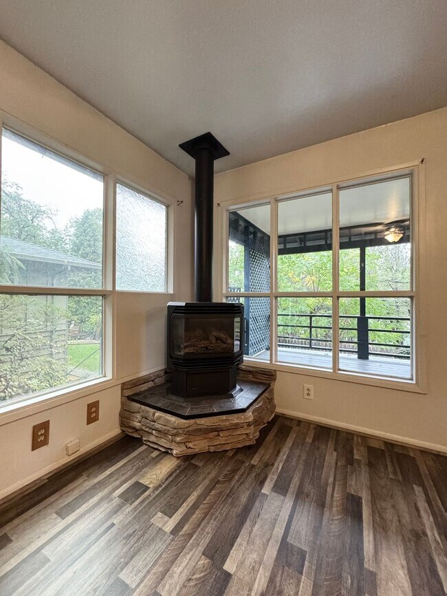 Building Photo - Cottage Style Home Nestled in the Trees!!!